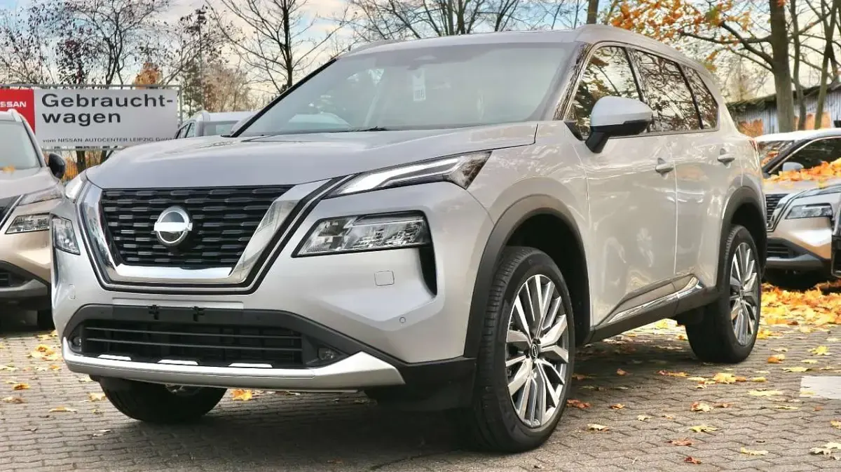 Neu Nissan X-Trail Tekna+ 213 PS (156 kW) 2026 Silber SUV