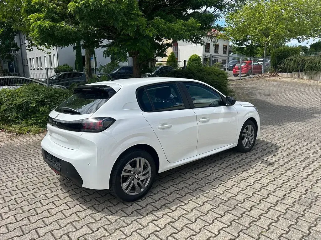 Gebraucht Peugeot 208 Active 102 PS (75 kW) 2023 Weiß Kleinwagen