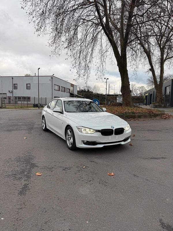 Weiß Gebraucht 2012 BMW 328 Luxury Line Limousine | 16.290 € (Etwas zu teuer) - Bild 1/4