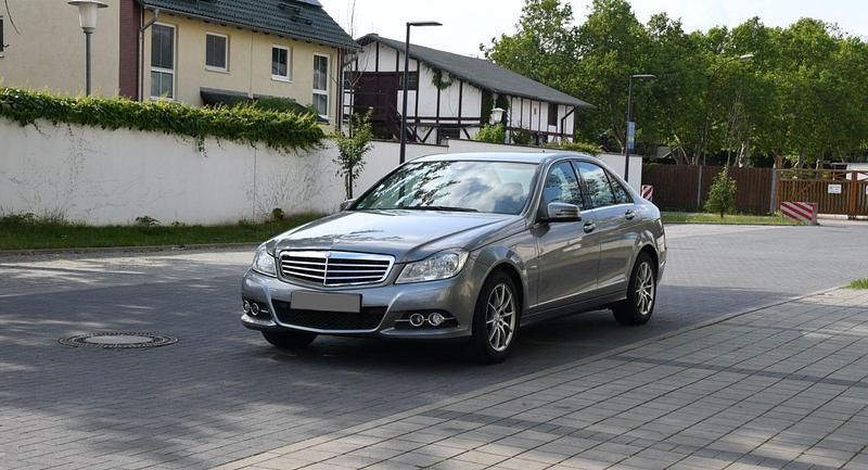Silber Gebraucht 2011 Mercedes C180 Elegance Limousine | 12.200 € (Fairer Preis) - Bild 1/4