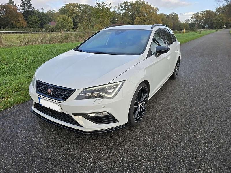 Weiß Gebraucht 2019 Seat Leon ST 4Drive Kombi | 19.999 € (Fairer Preis) - Bild 1/4