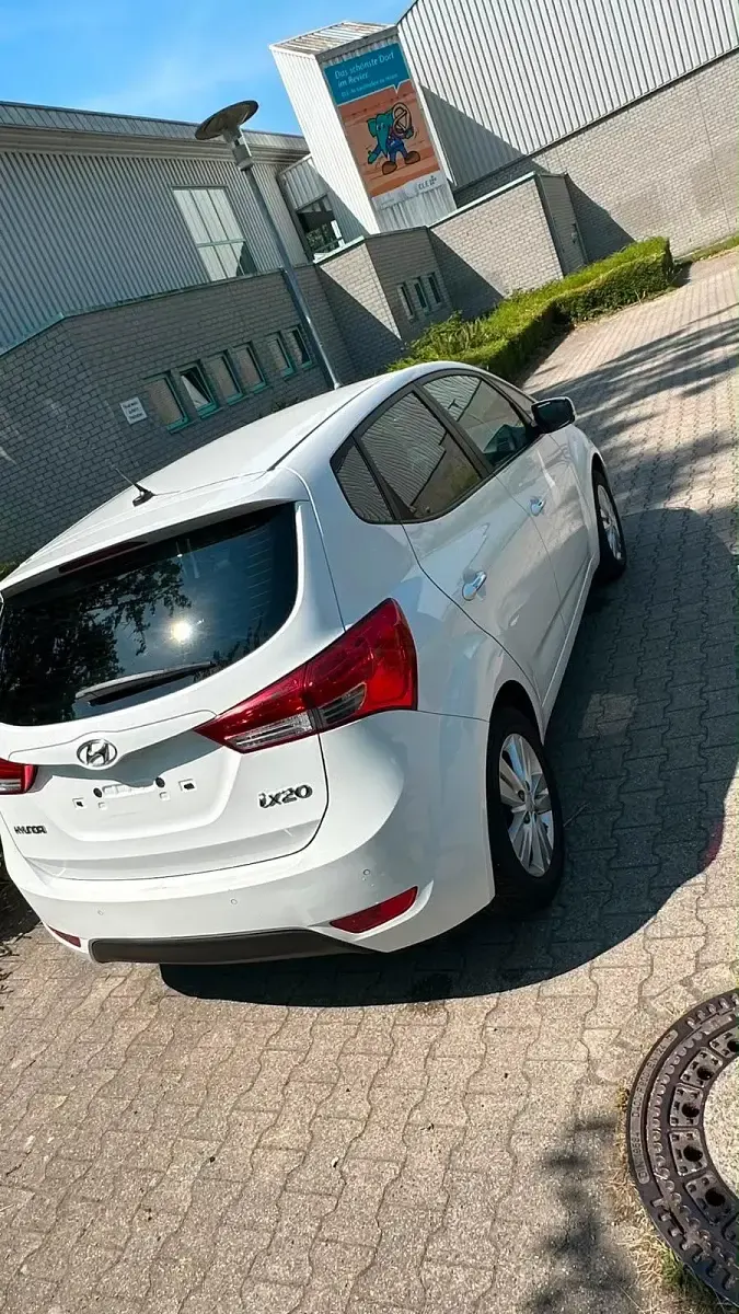 Gebraucht Hyundai ix20 90 PS (66 kW) 2014 Weiß Kleinwagen
