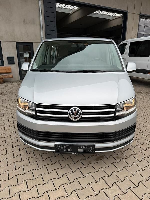 Używany VW Caravelle 150 KM (110 kW) 2018 Srebrny Van
