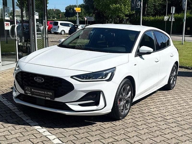 Frostweiß Neu 2024 Ford Focus ST-Line Limousine | 25.490 € (Guter Preis) - Bild 1/4