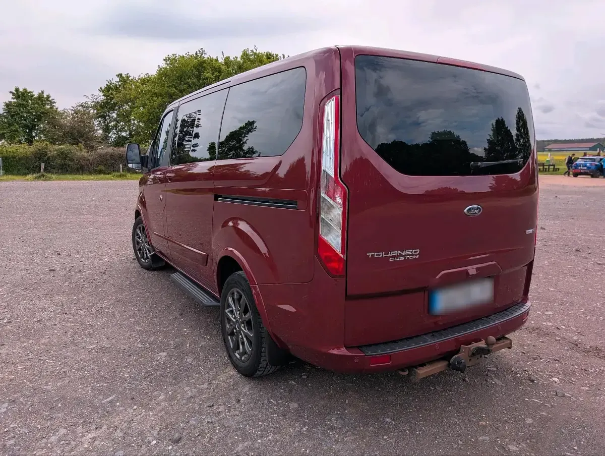 Gebraucht Ford Tourneo 185 PS (136 kW) 2020 Rot Van / Kleinbus