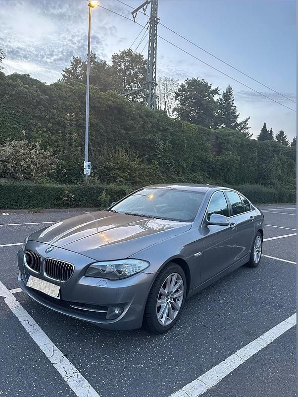 Grau Gebraucht 2011 BMW 523 M Sport Limousine | 8.300 € (Superpreis) - Bild 1/4