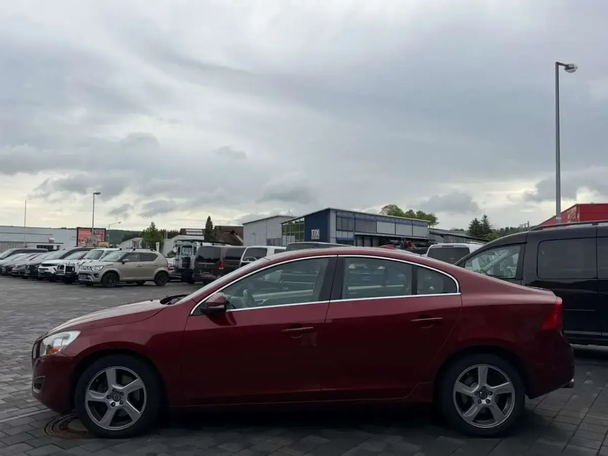Gebraucht Volvo S60 250 PS (183 kW) 2012 Rot Limousine