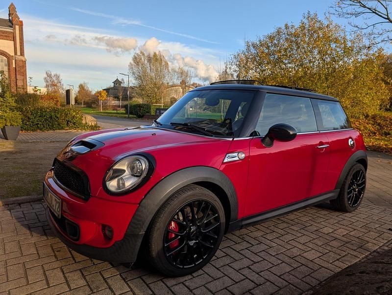 Rot Gebraucht 2011 Mini John Cooper Works Kleinwagen | 13.999 € (Fairer Preis) - Bild 1/4