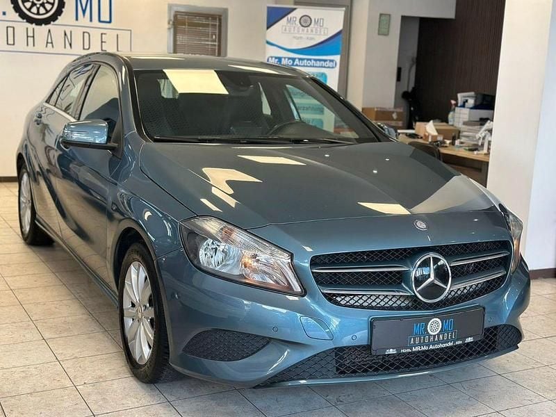 Gebraucht Mercedes 180 109 PS (80 kW) 2015 Blau Limousine