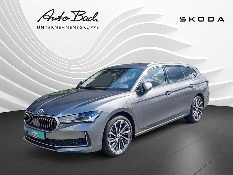 Grau (graphitegrau metallic) Gebraucht 2025 Skoda Superb LAURIN & KLEMENT Kombi | 45.990 € - Bild 1/4