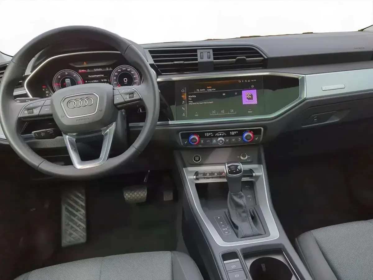 Używany Audi Q3 Advanced 150 KM (110 kW) 2023 Srebrny SUV