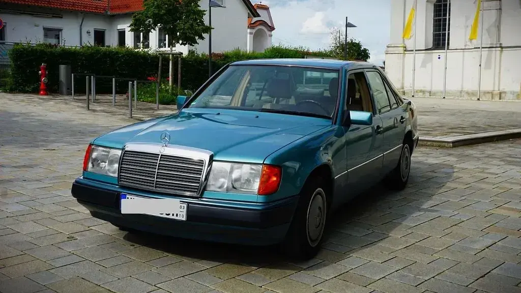 Gebraucht Mercedes E230 133 PS (97 kW) 1992 Andere farben Limousine