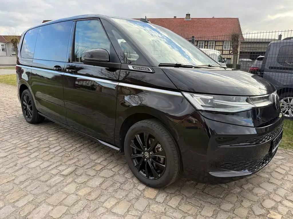 Gebraucht VW Multivan Style 150 PS (110 kW) 2025 Schwarz Van / Kleinbus