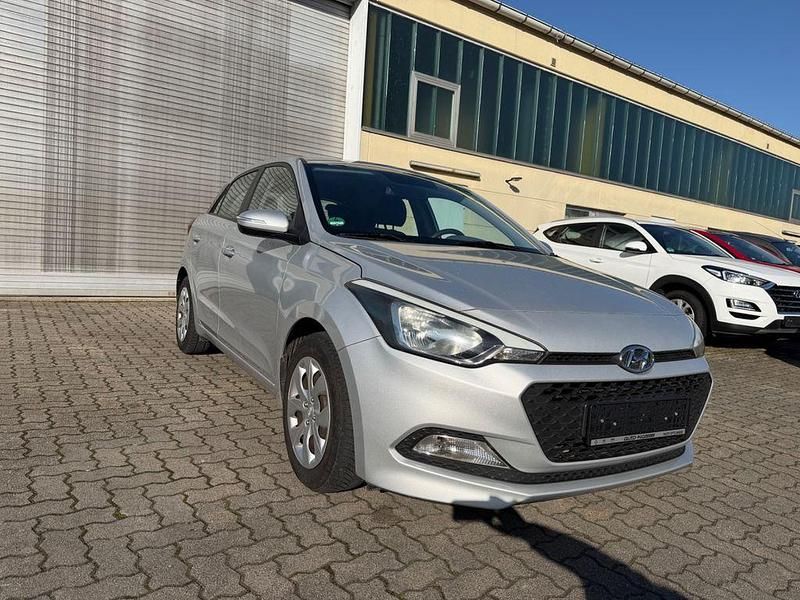 Gebraucht Hyundai i20 Classic 84 PS (61 kW) 2017 Silber Limousine