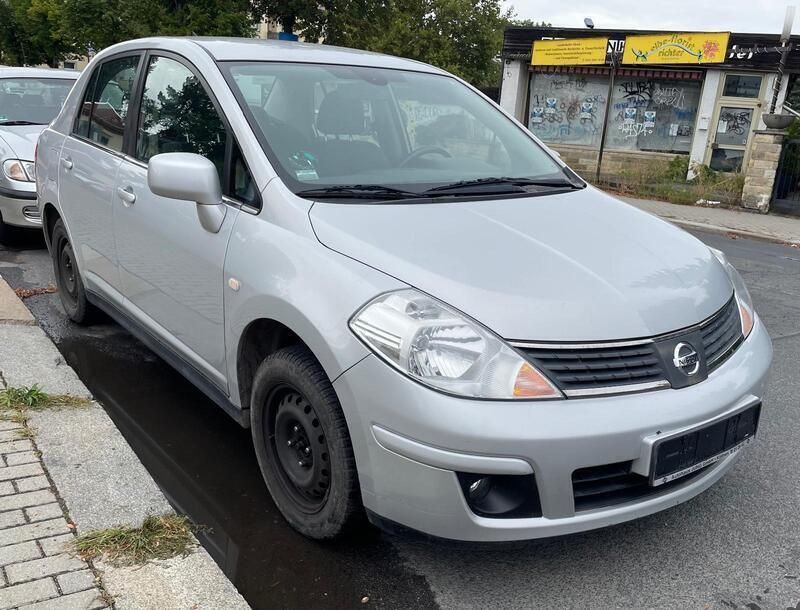 Grau Gebraucht 2009 Nissan Tiida Limousine | 1.999 € (Fairer Preis) - Bild 1/4