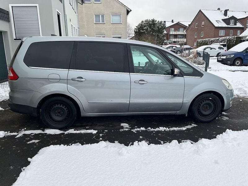 Grau Gebraucht 2008 Ford Galaxy Titanium Van / Kleinbus | 4.900 € (Fairer Preis) - Bild 1/4