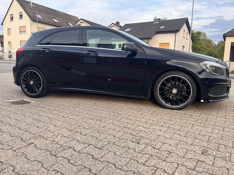 Schwarz Gebraucht 2014 Mercedes A200 AMG line Limousine | 11.900 € (Fairer Preis) - Bild 1/4