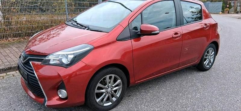 Gebraucht Toyota Yaris 69 PS (50 kW) 2015 Rot Kleinwagen