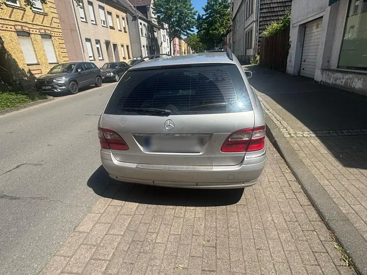 Usado Mercedes E220 Avantgarde 150 CV (110 kW) 2004 Plateado Familiar