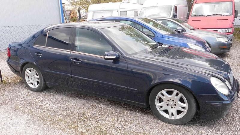 Gebraucht Mercedes E220 143 PS (105 kW) 2003 Blau Limousine