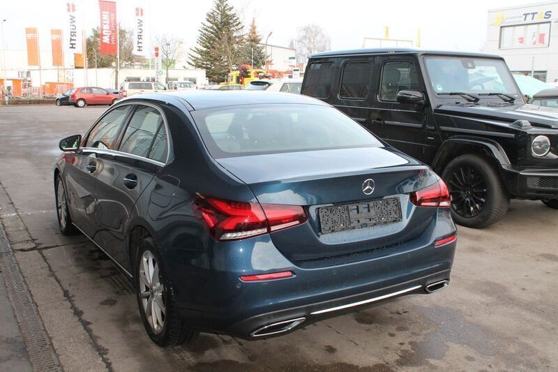 Gebraucht Mercedes A180 136 PS (100 kW) 2020 Blau Limousine