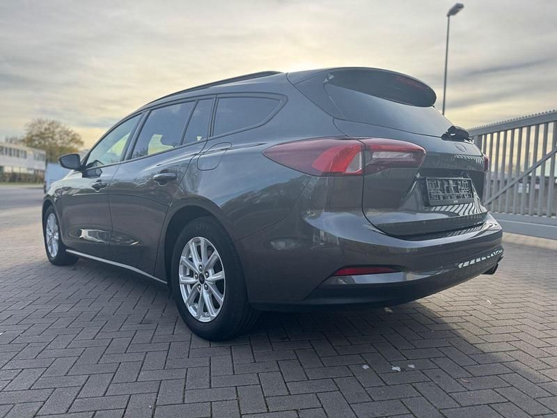 Używany Ford Focus Cool & Connect 120 KM (88 kW) 2022 Szary Sedan/Limuzyna