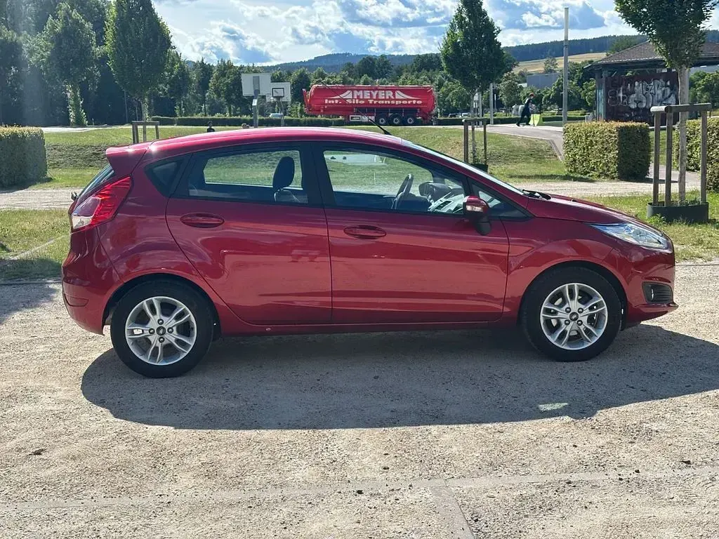 Gebraucht Ford Fiesta Celebration 82 PS (60 kW) 2017 Rot Kleinwagen