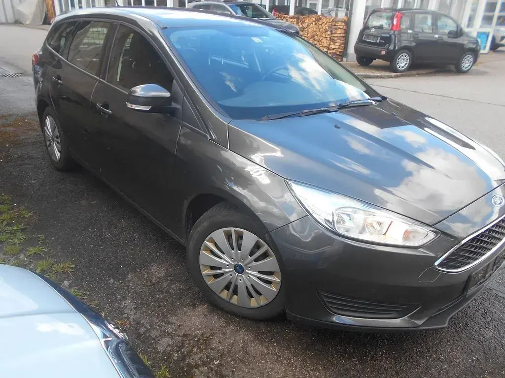 Gebraucht Ford Focus Trend 101 PS (74 kW) 2017 Grau Limousine