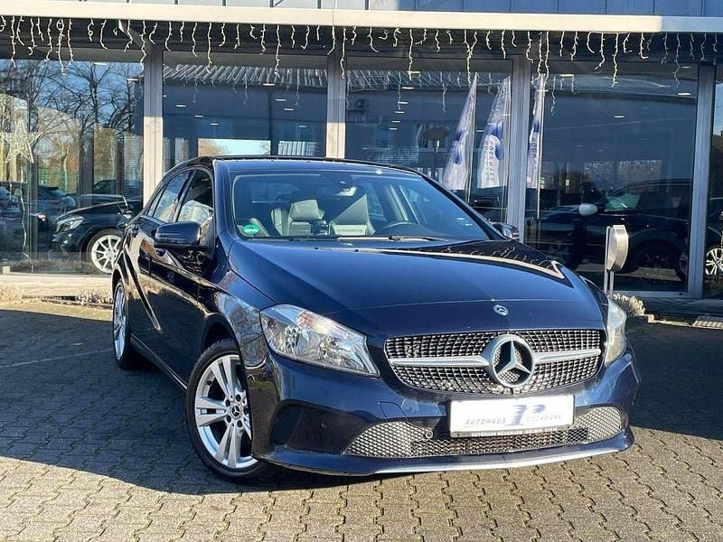 Cavansitblau Gebraucht 2017 Mercedes A200 Limousine | 13.890 € (Fairer Preis) - Bild 1/4