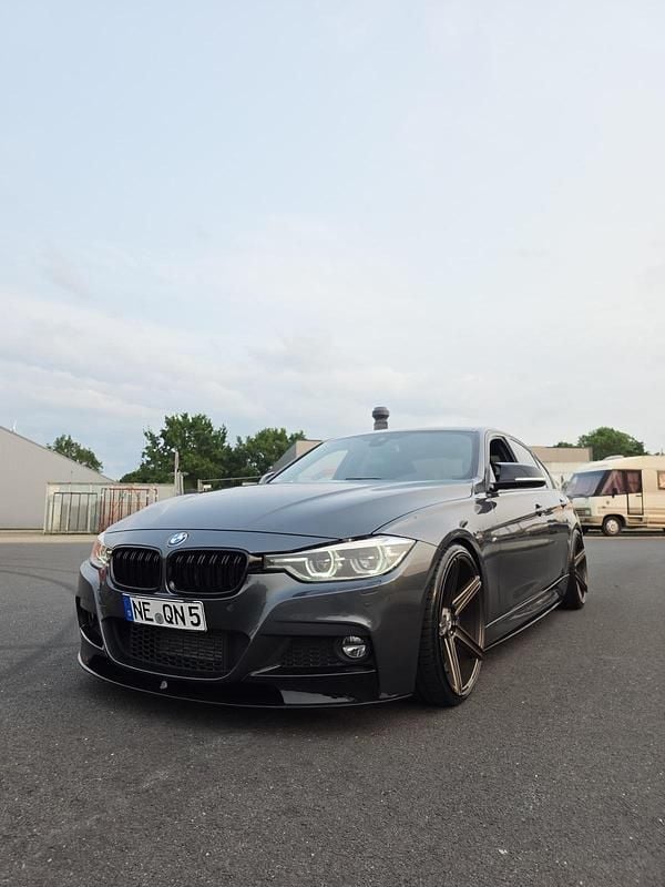 Grau Gebraucht 2016 BMW 330 M Sport Limousine | 16.499 € (Fairer Preis) - Bild 1/4