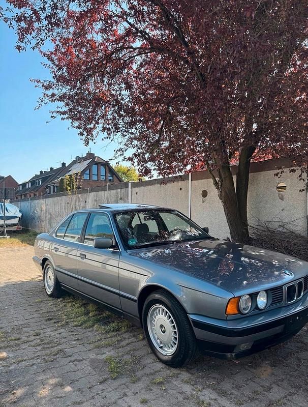 Grau Gebraucht 1993 BMW 525 Limousine | 7.900 € - Bild 1/4