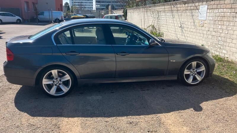 Grau Gebraucht 2005 BMW 325 Limousine | 5.000 € - Bild 1/4