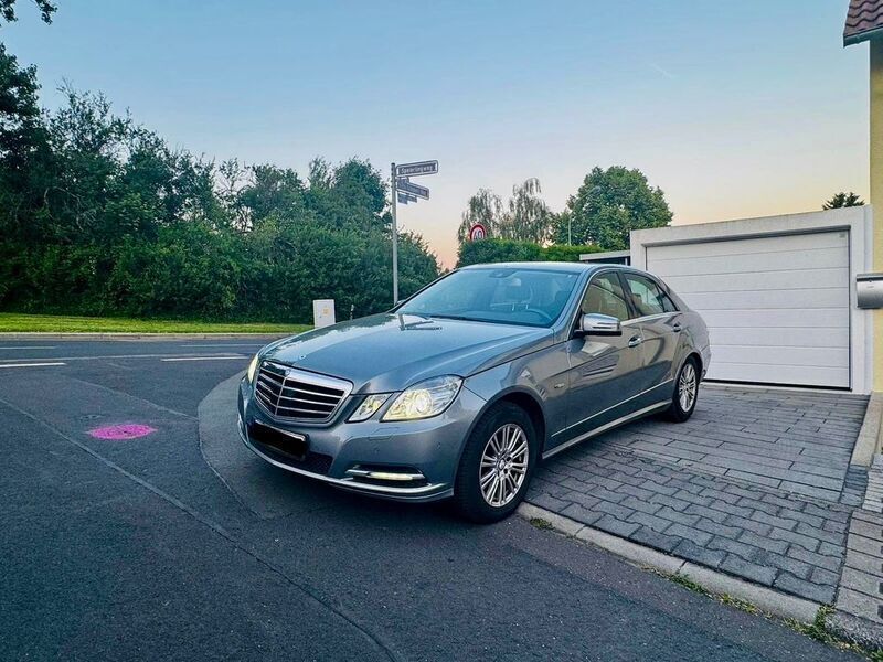 Grau Gebraucht 2010 Mercedes E350 Elegance Limousine | 6.900 € - Bild 1/4