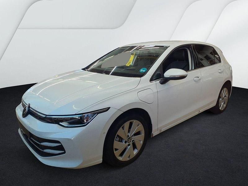 Oryxweiss perlmutteffekt (metallic) Gebraucht 2025 VW Golf VIII Style Limousine | 34.900 € (Teuer) - Bild 1/4