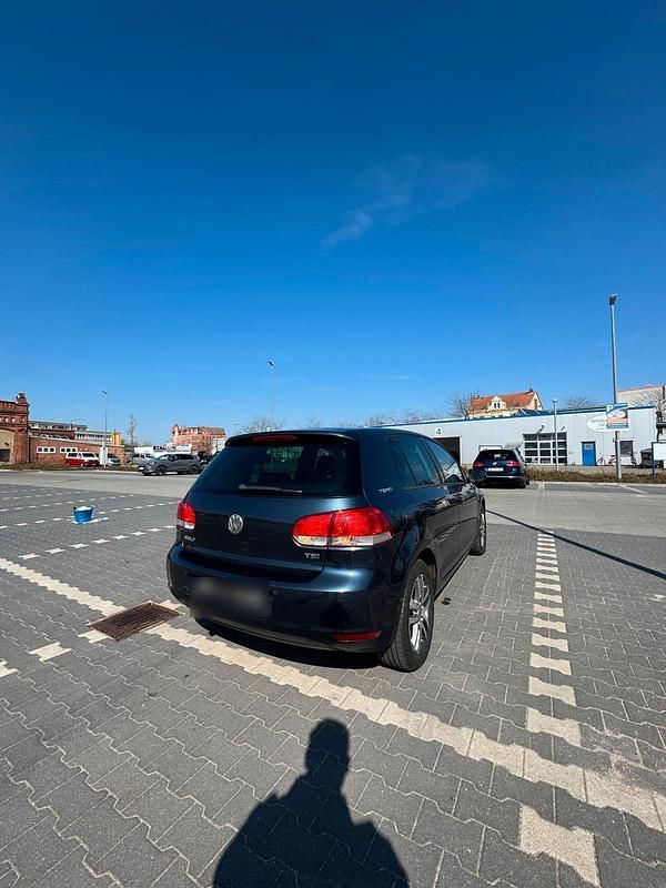 Gebraucht VW Golf VI 105 PS (77 kW) 2010 Blau Kleinwagen