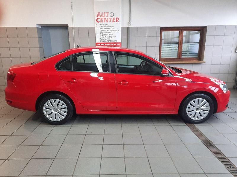 Gebraucht VW Jetta Trendline 105 PS (77 kW) 2012 Rot Limousine