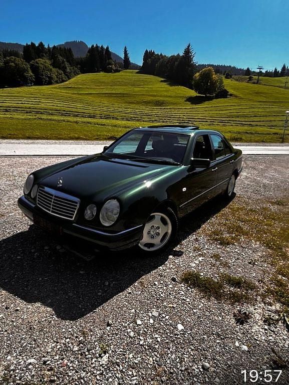 Grün Gebraucht 1996 Mercedes 230 Limousine | 6.666 € - Bild 1/4