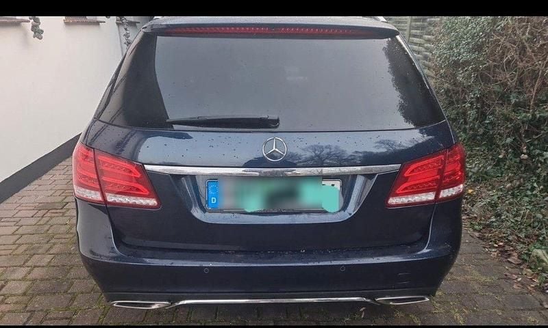 Blau Gebraucht 2013 Mercedes E250 Kombi | 8.900 € (Fairer Preis) - Bild 1/4