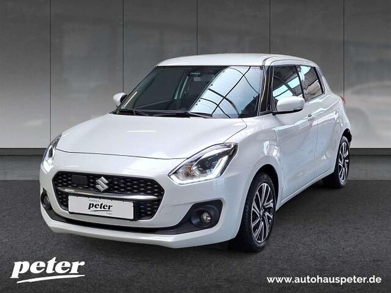 Pure white pearl met. Gebraucht 2024 Suzuki Swift Comfort Kleinwagen | 16.440 € (Guter Preis) - Bild 1/4