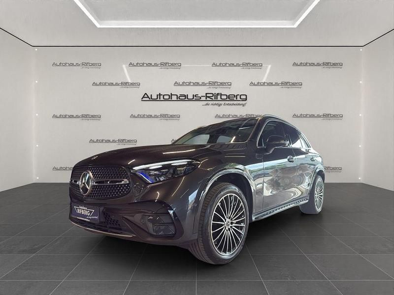 Grau Gebraucht 2023 Mercedes GLC300e AMG SUV | 63.890 € (Fairer Preis) - Bild 1/4