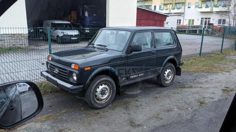 Grün Gebraucht 2016 Lada niva SUV | 3.399 € - Bild 1/4