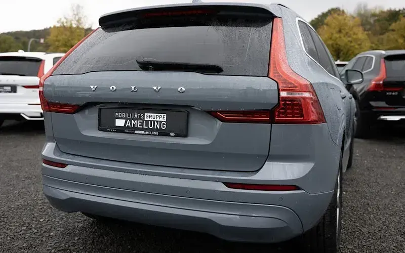 Używany Volvo XC60 Core 197 KM (144 kW) 2023 Szary SUV