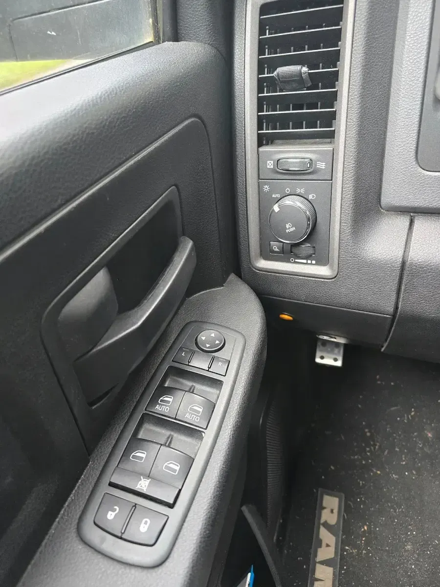 Używany Dodge Ram 401 KM (294 kW) 2013 Szary Pickup