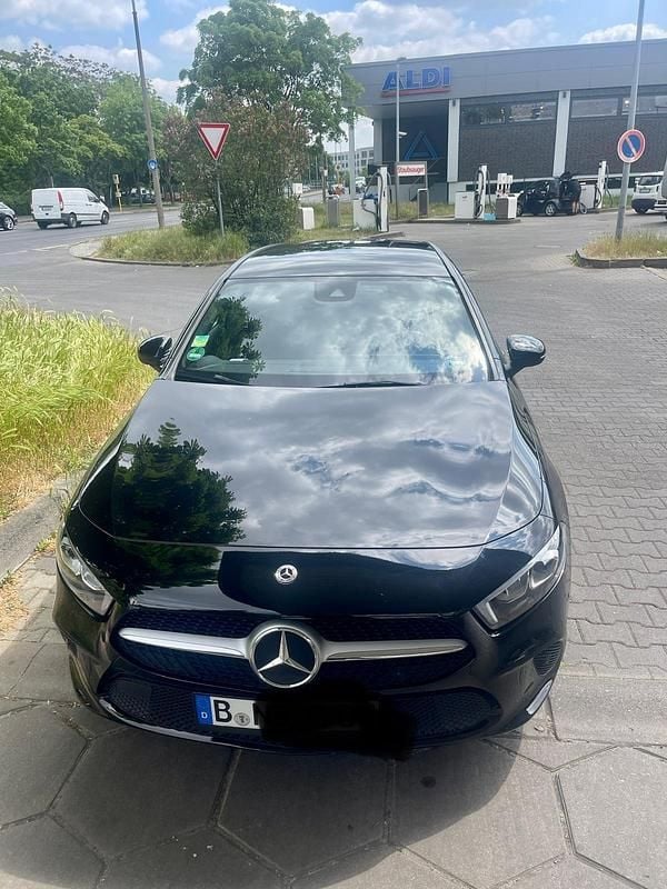 Schwarz Gebraucht 2018 Mercedes A180 Kleinwagen | 18.999 € (Fairer Preis) - Bild 1/4