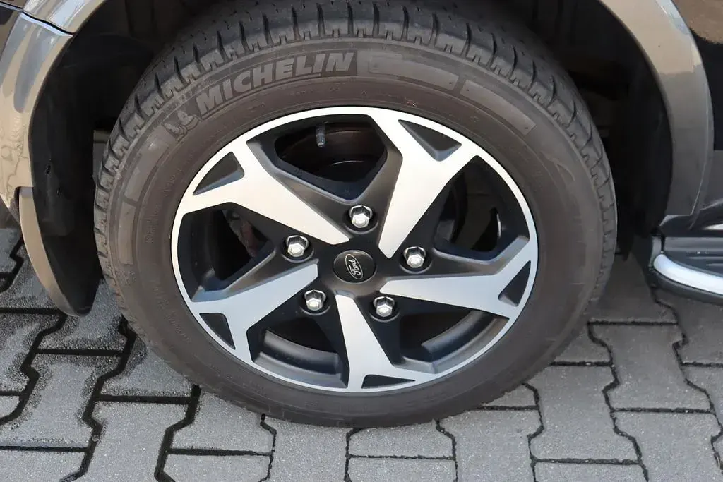 Gebraucht Ford Tourneo Active 170 PS (125 kW) 2023 Obsidian schwarz metallic Van / Kleinbus