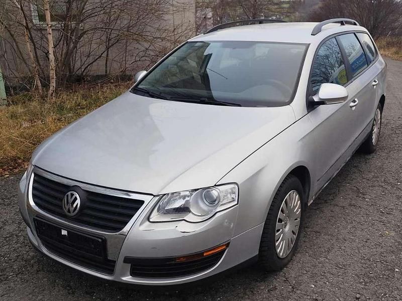 Silber Gebraucht 2005 VW Passat Trendline Kombi | 6.890 € - Bild 1/4