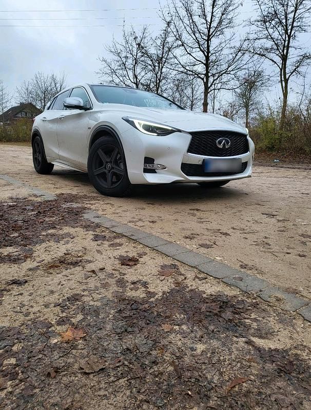 Gebraucht Infiniti Q30 211 PS (155 kW) 2017 Weiß Limousine