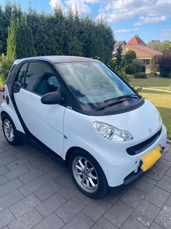 Weiß Gebraucht 2011 Smart ForTwo Coupé Coupé | 3.800 € (Fairer Preis) - Bild 1/4