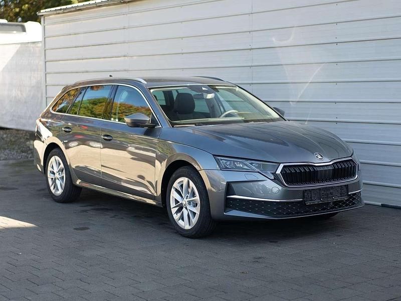 Grau graphitegrau Neu 2024 Skoda Octavia Selection Kombi | 31.190 € (Fairer Preis) - Bild 1/4