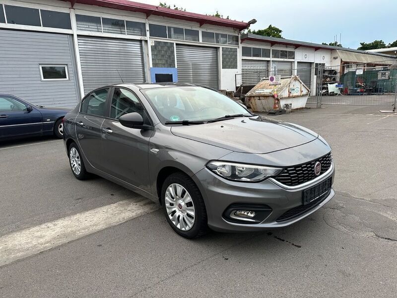 Grau Gebraucht 2017 Fiat Tipo Lounge Limousine | 4.999 € (Fairer Preis) - Bild 1/4